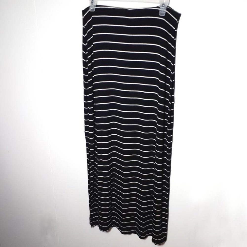 "Old Navy" maxi skirt with slits. Size Medium.